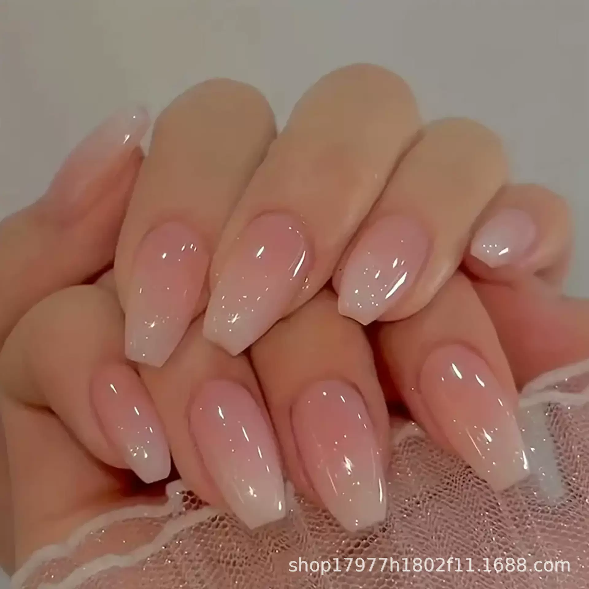 跨境外贸欧美热销款穿戴甲批发，纯欲显白珠光粉渐变假甲片。