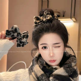 高级感豹纹蝴蝶结丸子头抓夹女2025新款秋冬毛绒发夹高马尾鲨鱼夹
