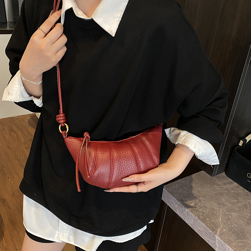 Bolso de cuerno de nicho francés 2025 nuevo bolso de axila bolso de bola de masa de moda bolso de mensajero de hombro simple de todo fósforo