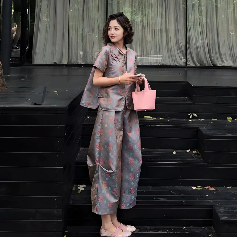 Летний костюм 2025 года: красивый свободный топ в китайском стиле с пуговицами и широкие брюки, комплект из двух предметов.