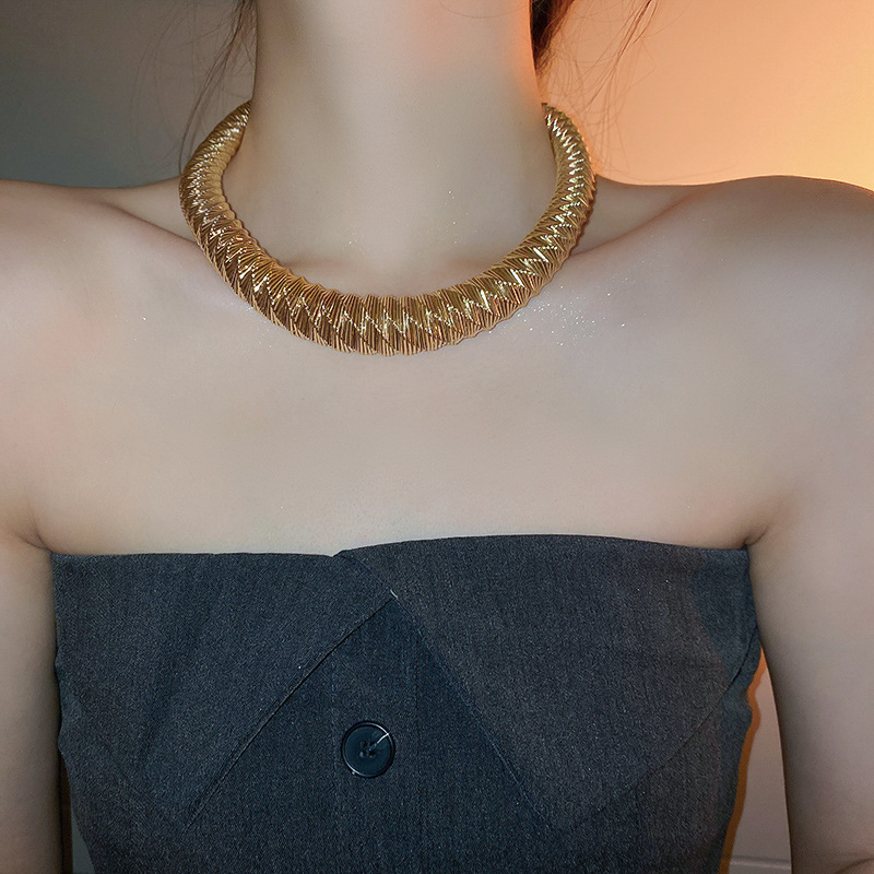 Metall-Design-Sense-Halsband, kleine Menschenmenge übertreibt mittelalterliche Schlüsselbeinkette, Netzrot, modisch, leichter Luxus-Stil_voghion.com