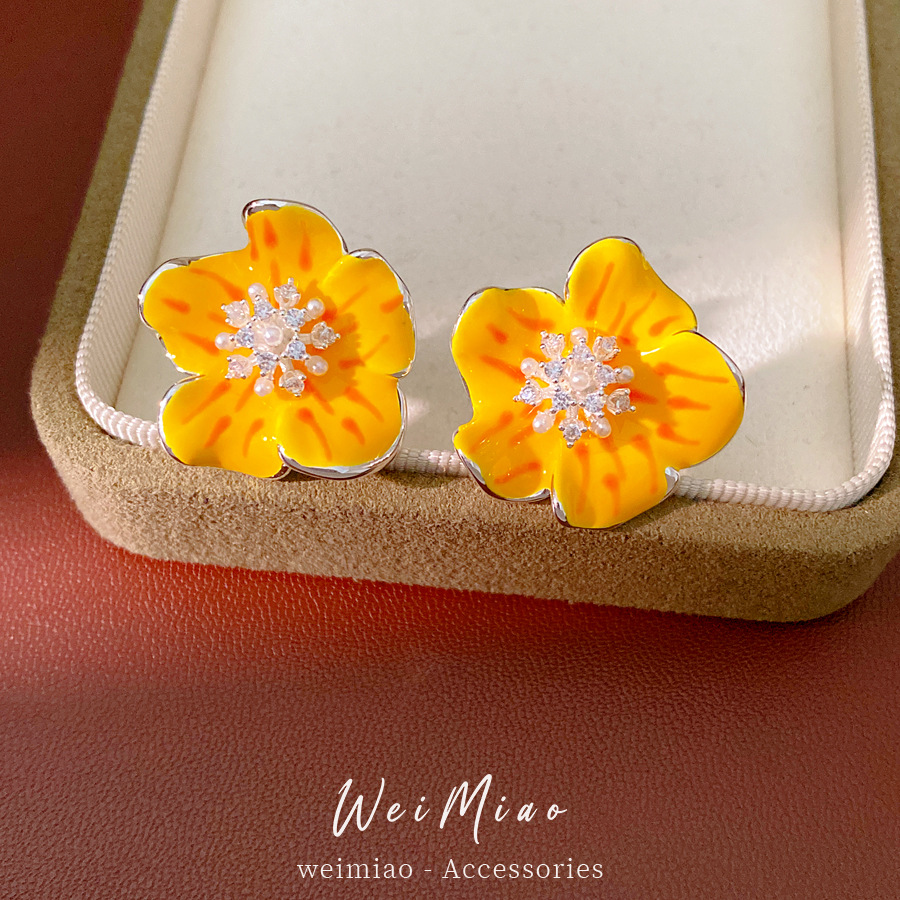 Agujas de plata goteando aceite flor de zircon perlas perlas frescas dulces aretes de viento pastoral ligero lujo alta sensación auriculares al por mayor