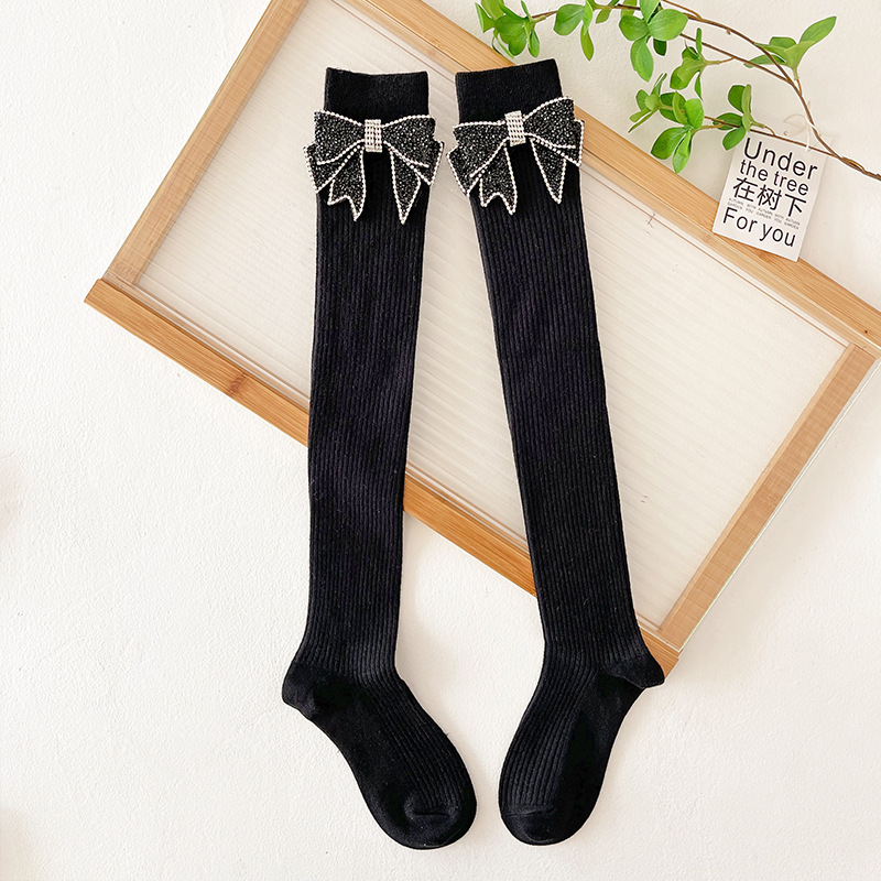 무릎 위 검은 양말