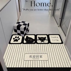 家に入ると、玄関の汚れに強い猫が土の玄関の足をこすります。