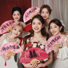 結婚式の道具は新しい中国式の古風の宣伝紙の扇子の新婦の写真を撮る道具の喜字の団扇の結婚用品を並べます。