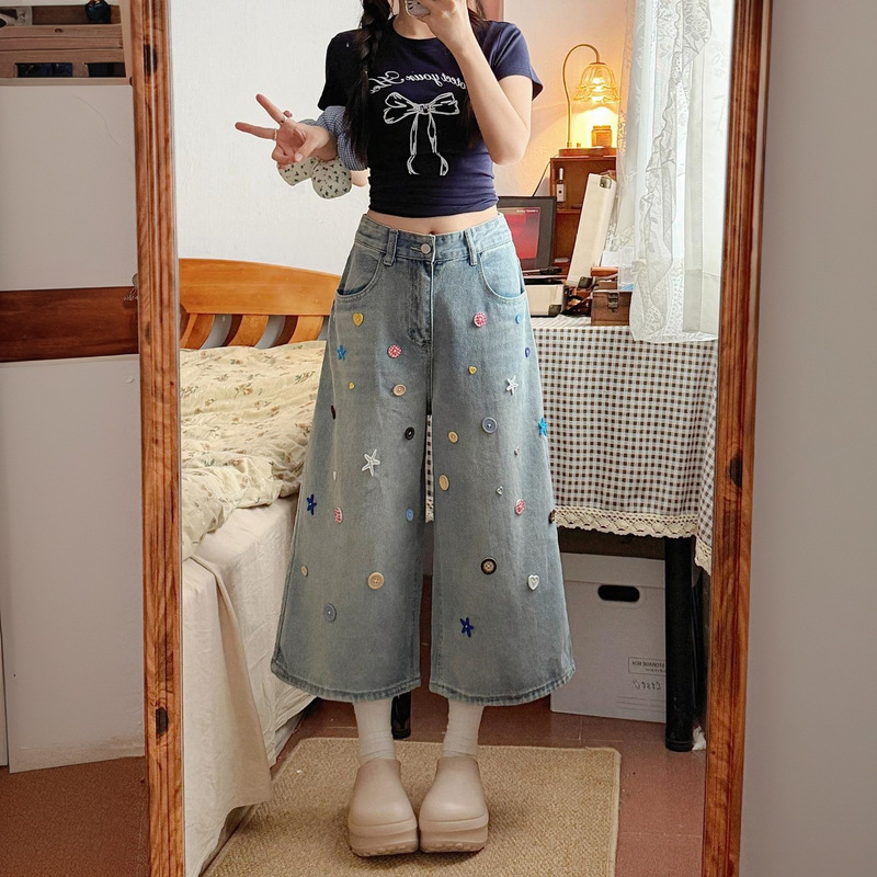 Plus-Size American-Style Cartoon Embroidered Denim Capri Pants for Women, Summer Over-The-Knee Straight Wide-Leg Shorts Plus-Size American-Style Cartoon Embroidered Denim Capri Pants for Women, Summer Over-The-Knee Straight Wide-Leg Shorts