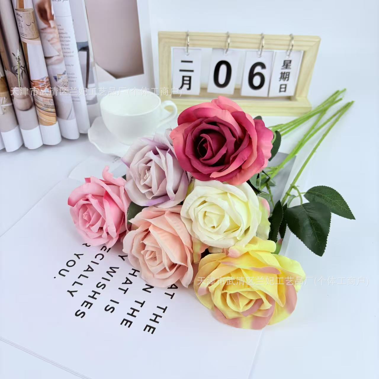 Una sola pieza de tela de seda, una pequeña rosa de crema, una rosa, una rosa, una rosa, una rosa, una rosa, una rosa, una rosa, una rosa, un arreglo floral, una boda, una pared de flores