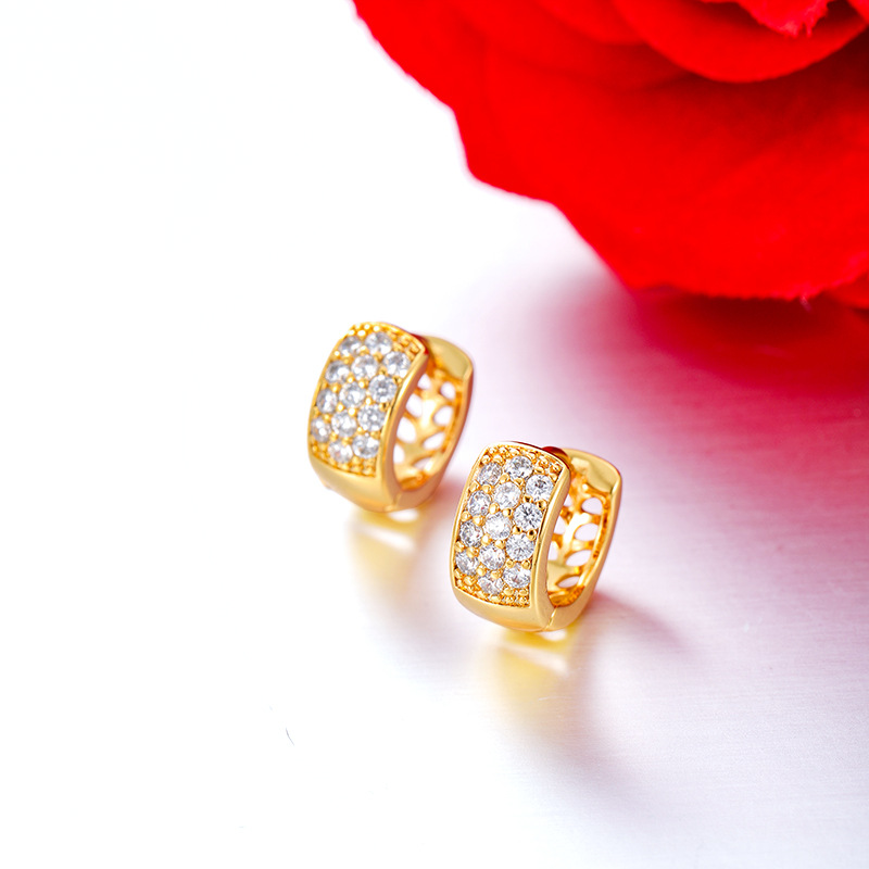 Xuping nuevo estilo transfronterizo ligero lujo aretes de aretes de aretes de aretes incrustados con tres filas de zircon hueco diseño de aretes personalizados