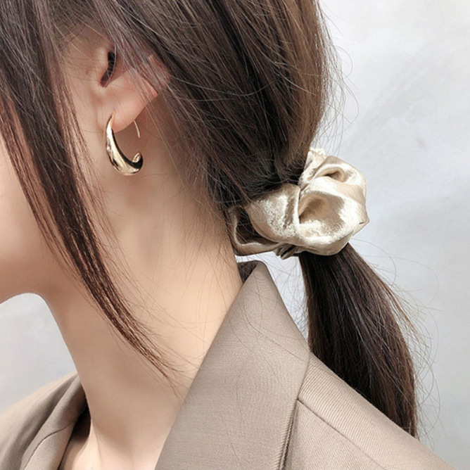 Europa y los Estados Unidos irregulares pendientes en forma de C instiles estilo de moda simple pernos de orejas femeninos versátiles de alta calidad ligeros pernos de orejas de lujo