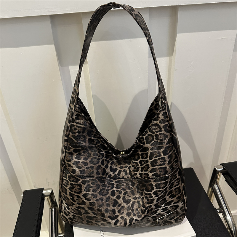 2024 nuevo estilo de moda extranjero estampado leopardo de gran capacidad bolsa de tote personalidad casual perezosa estilo de hombro bolso axilar