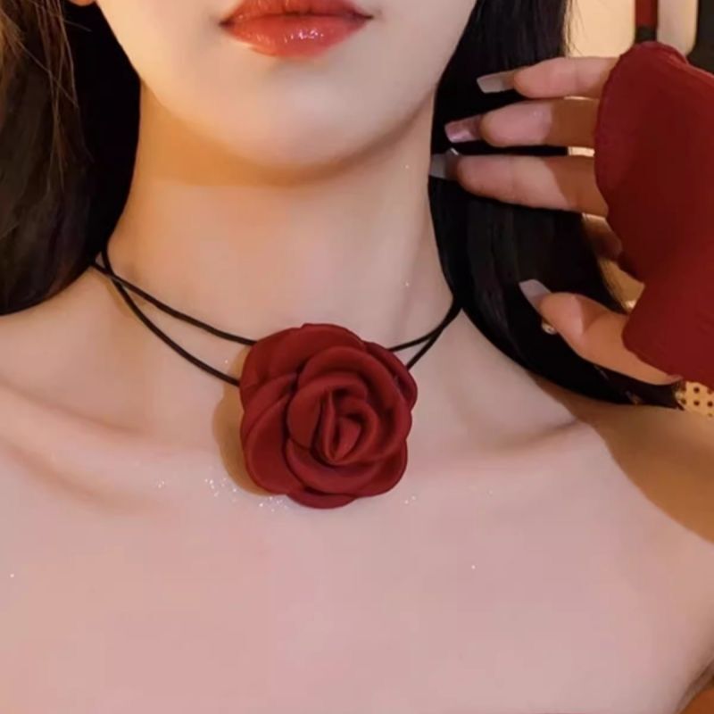 Red Retro French Rose Necklace, Niche Creative Design, Personalized High-End Clavicle Strap Neck Accessory Red Retro French Rose Necklace, Niche Creative Design, Personalized High-End Clavicle Strap Neck Accessory