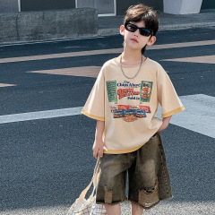 男の子の夏のスーツの子供の韓国版の夏の2025新型の両面は半袖のノスタルジックなデニムの半ズボンの子供服を着ることができます。