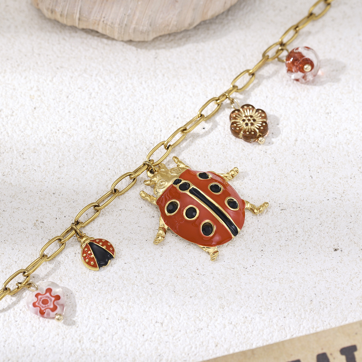 Collar de acero inoxidable para mujeres no se desvanece, colgante de mariquita de siete estrellas, exageración de la cadena de clavícula en venta transfronteriza.