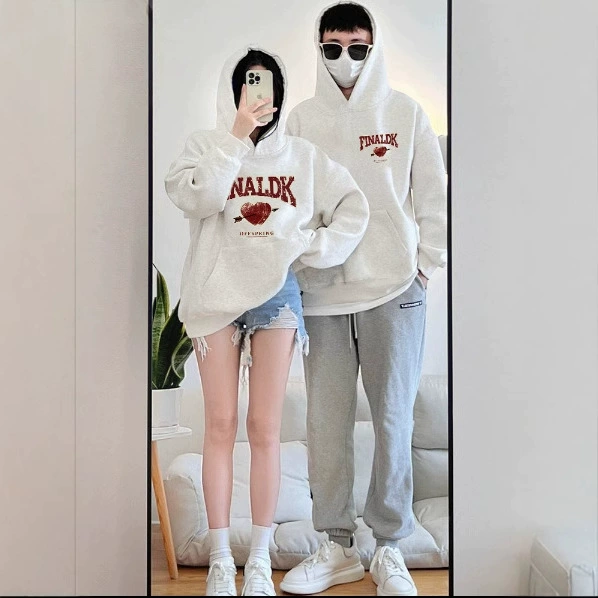 Премиум чувство пара с капюшоном осенью и зимой 2024 новые ins супер огонь NO принт свитер черный модный пальто