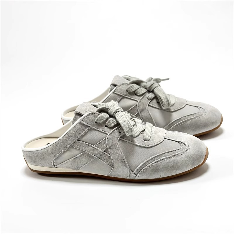 Versión coreana de las medias pantuflas de entrenamiento alemán para mujer, ropa exterior de verano, medias pantuflas de cuero a juego de color plano, zapatos blancos perezosos sin tacón