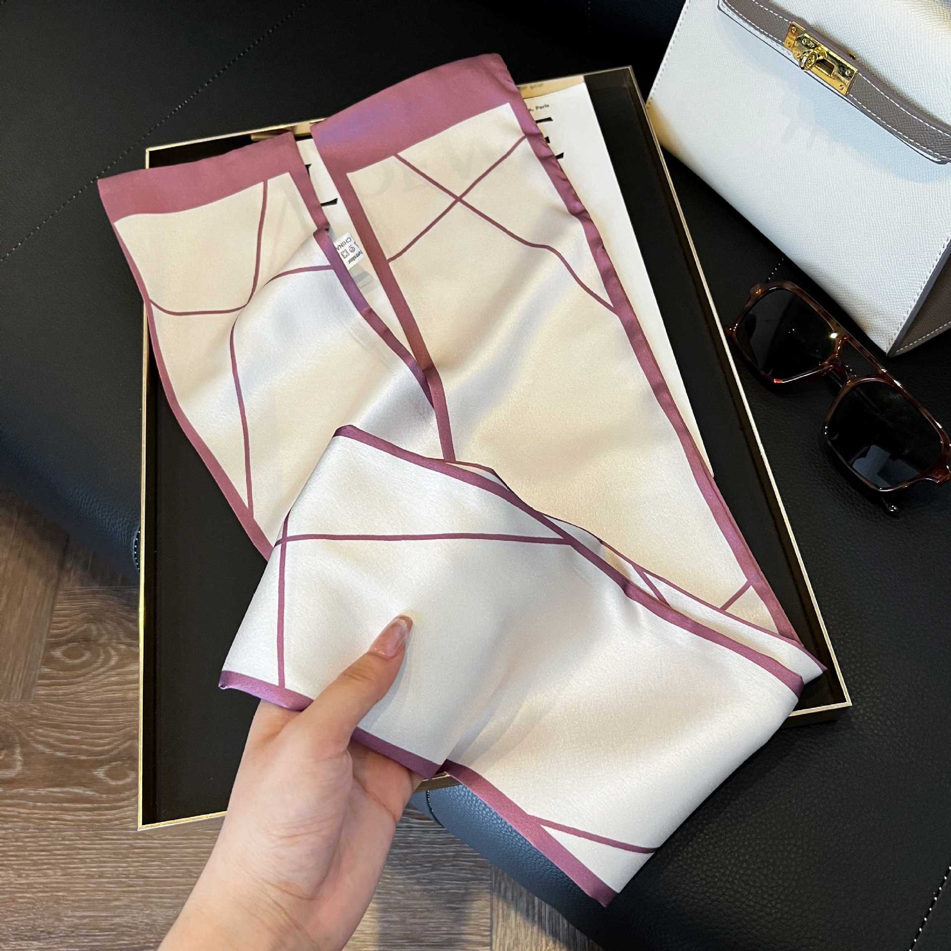 Nueva bufanda de seda pequeña banda larga estrecha para el cabello mujer estilo primavera y otoño moda madre bufanda estilo verano estilo fino serpentina bufanda al por mayor