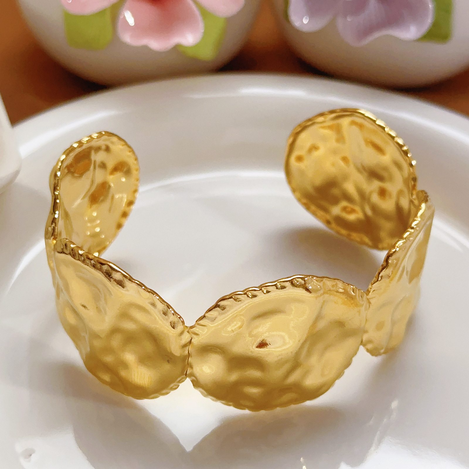 Explosión de diseño de exageración de personalidad flor abertura irregular pulsera de moda femenina temperamento nicho joyas de pulsera de acero de titanio