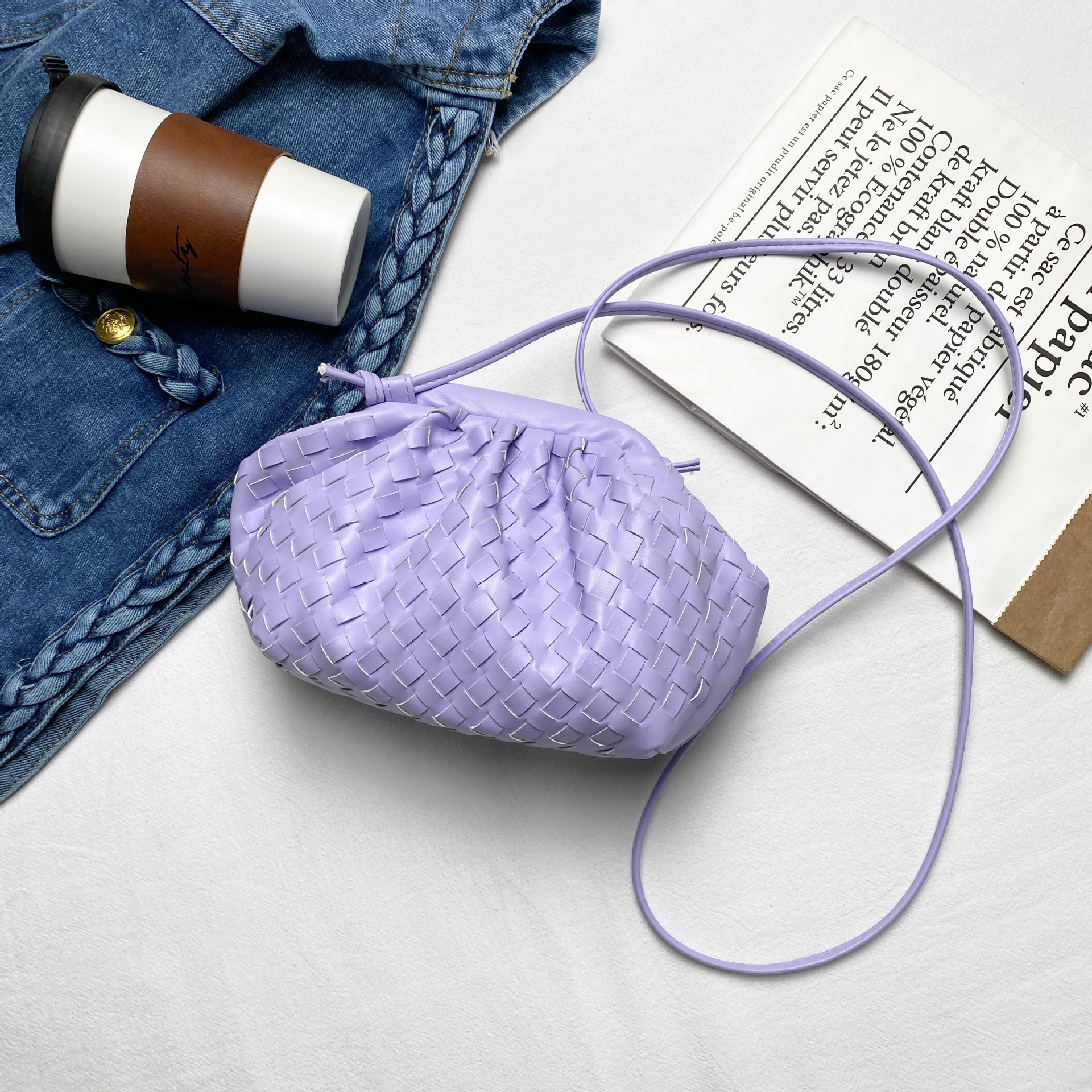 Bolsa de ombro feminina trançada com fecho estilo nuvem_voghion.com