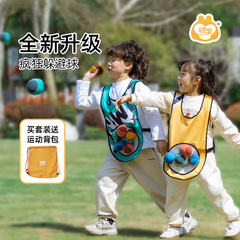 子供が狂ってボールを避けます。