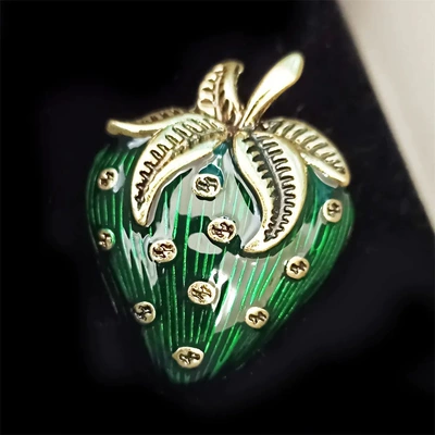 Fashion Retro Enamel Strawberry Brooch Special Craft Plant Fruit Corsage Sports Top Accessories Spot Wholesale (Yaxa sancaqları) - green