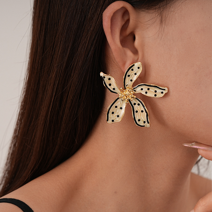 21g Weight 925 Sterling Silver Ear Needle Material Ear Studs Classification 1 Pair Quantity Holiday, Banquet Occasion Alloy Material Leaf Pattern Women's Gender Plating Design Casual, Elegant, Lady Style 1 Pair Casual Elegant Lady Leaf Plating Alloy Ear Studs 8