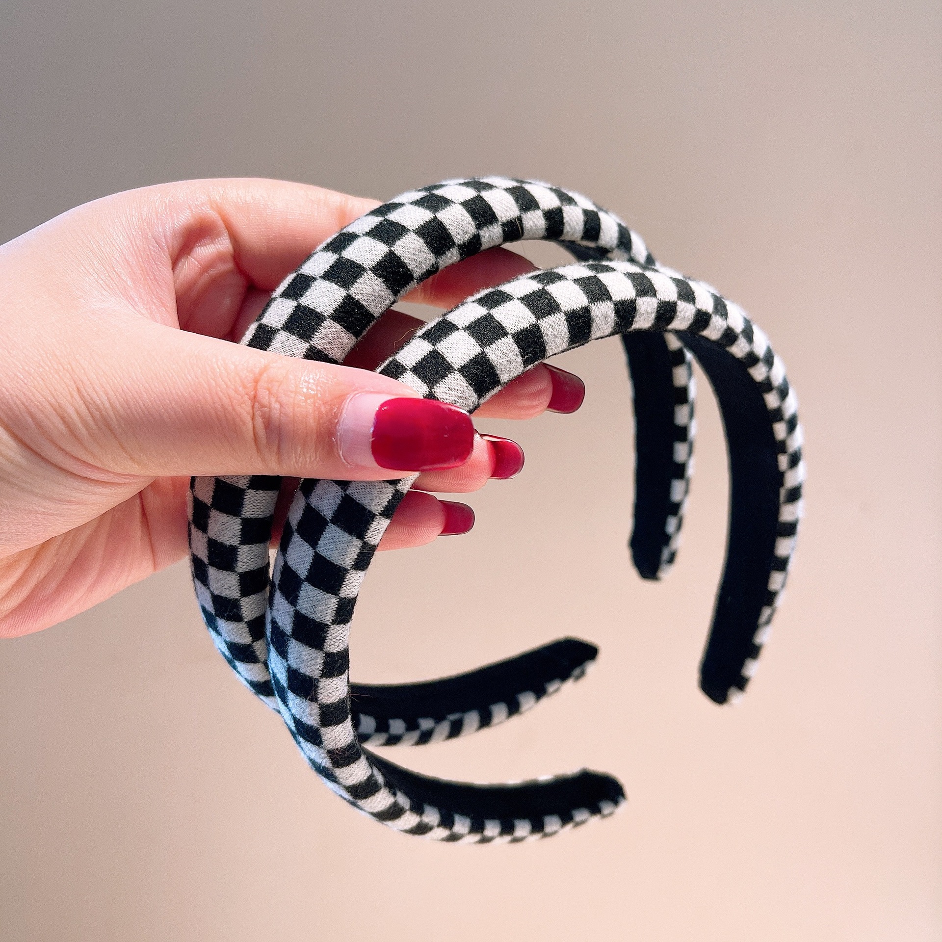 Fashion Soft Sponge Black And White Checkerboard Lattice Hairband display picture 1