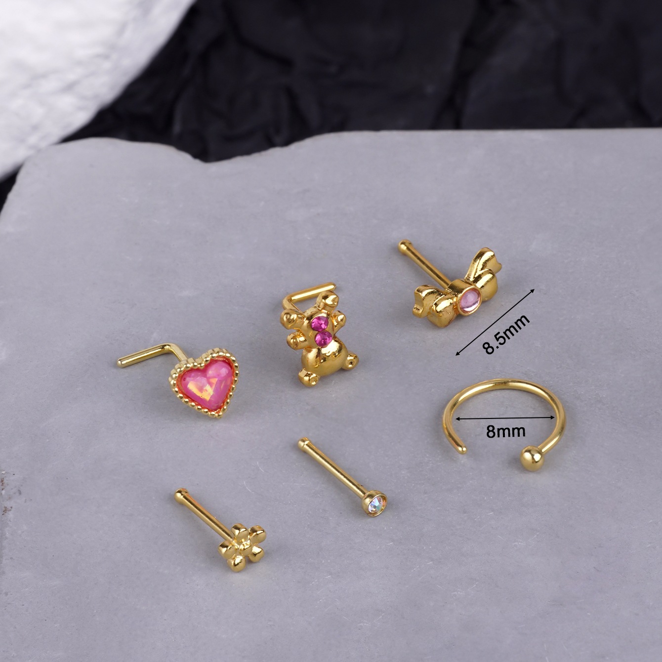 Piercing de nas cu urs și inimă în stil de lux discret_voghion.com