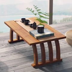 中国式の茶卓の窓の小さいお茶の数畳のシンプルな窓辺のベランダの茶卓の低い窓の小さいテーブルの楠竹