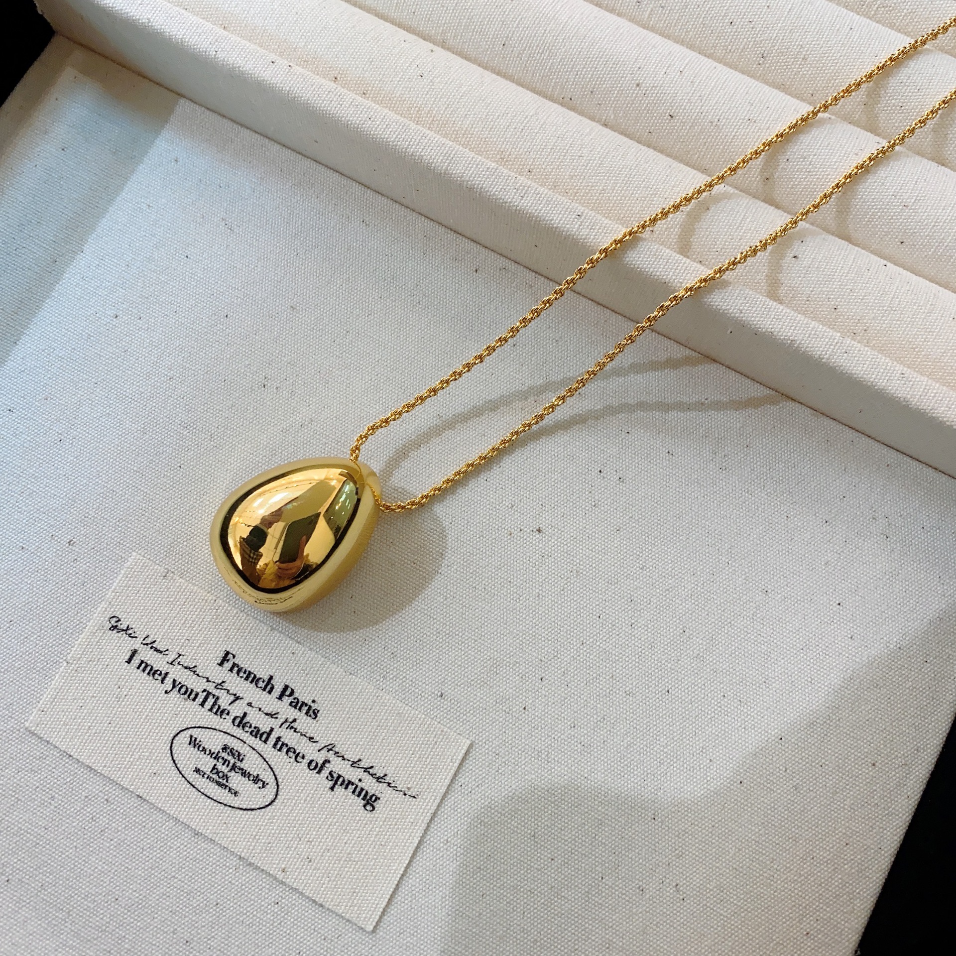 Francés retro europeo y americano nicho diseño huevo gota de agua colgante collar minimalista de gama alta estilo frío plata huevo suéter cadena
