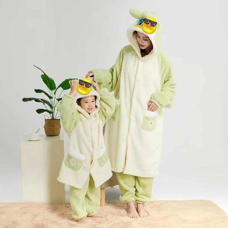 パンダ漫画パジャマコーラルベルベット 2025 新しい暖かいホーム服かわいいスーツは混合バッチで屋外で着用できます|undefined
