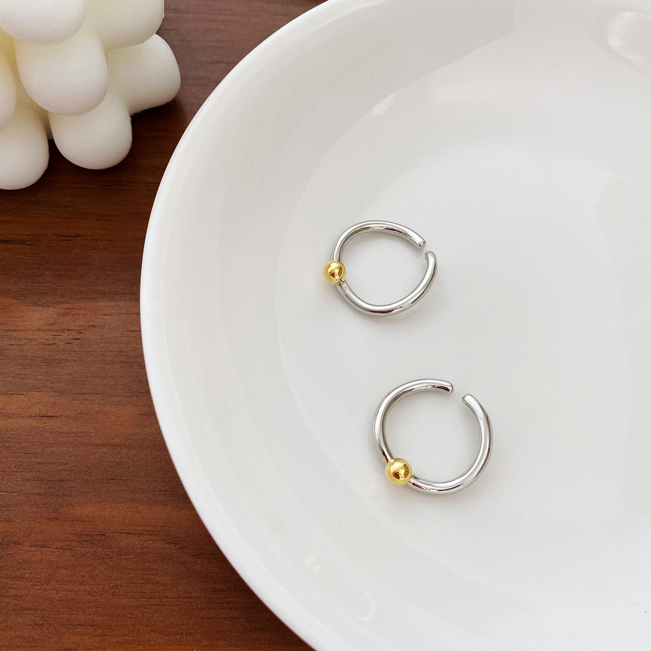 Semplice, versatile, anello da donna con apertura della bocca in oro e argento con perle a contrasto, stile cool, nuova tendenza 2022_voghion.com