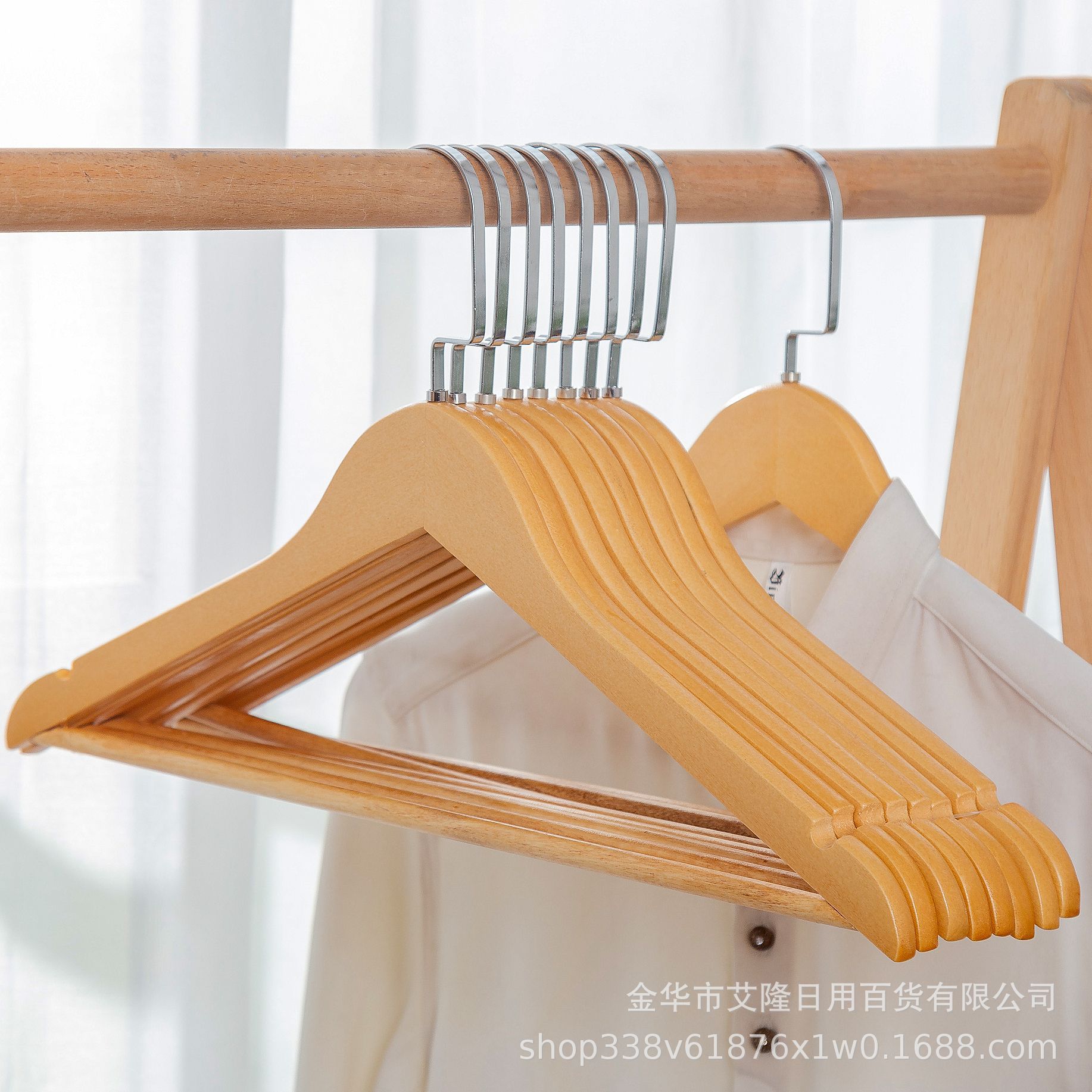 Percha de ropa de madera sin costura de madera maciza tienda de ropa armario de hotel de almacenamiento percha de ropa de madera al por mayor
