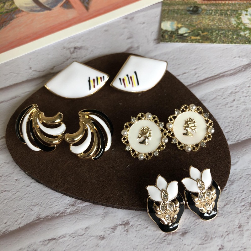Retro Black White Enamel Flowers Stud Earrings Wholesale Nihaojewelry display picture 11