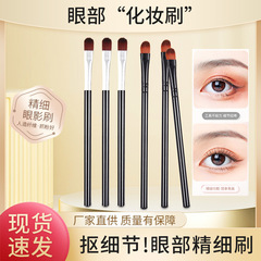 一本のアイシャドウブラシは口紅ブラシを使います。