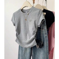 灰色の愛の刺繍の短い半袖tシャツの女性の夏の2025新型のデザイン感の修身の肩のtシャツの上着