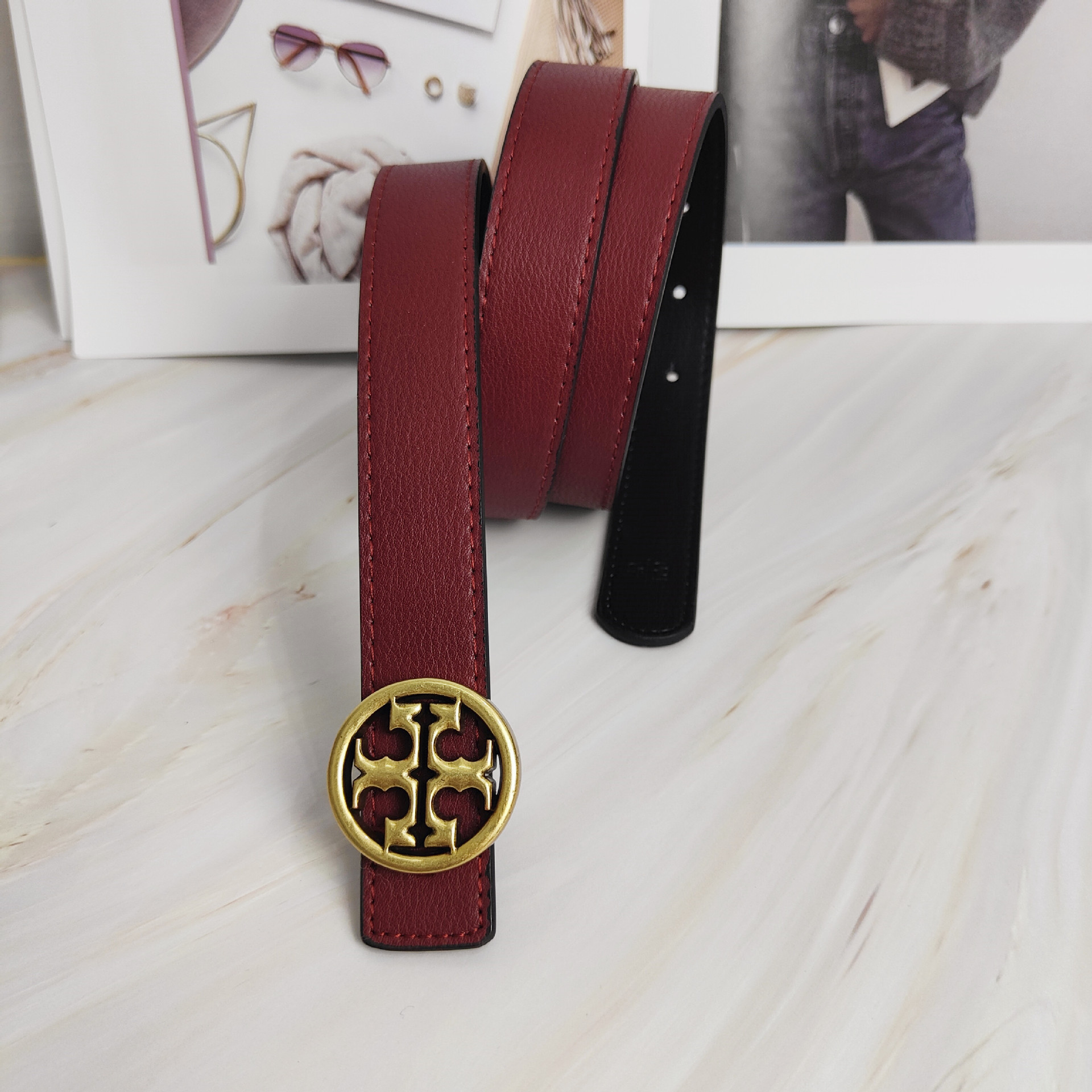 2022 nuevo cinturón de piel de vaca de color para mujer, sello de cintura ancha con letra de TB, hebilla liso de bronce, cinturón de todo fósforo, spot al por mayor