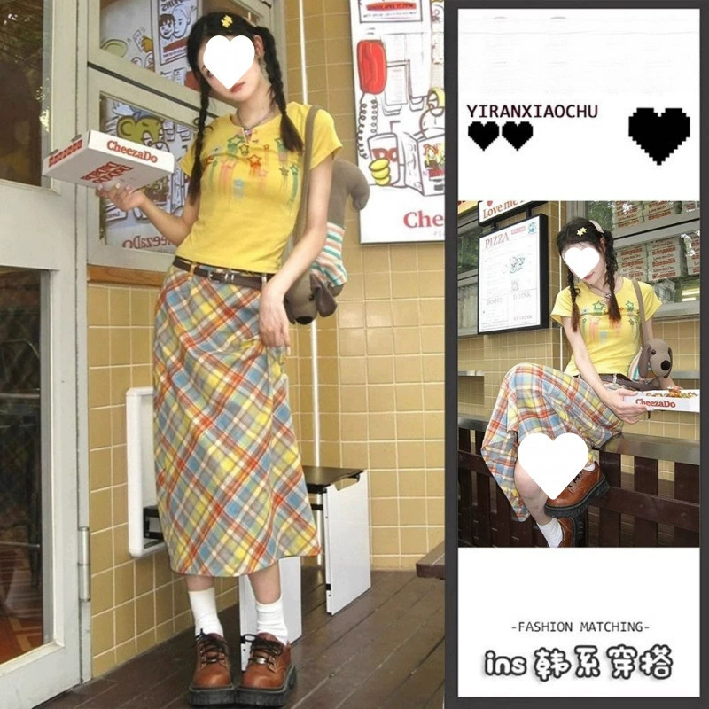 2025 комплект одежды с допамином для горячих девушек: желтая рубашка с короткими рукавами и воротником на правое плечо и клетчатая юбка с высокой талией