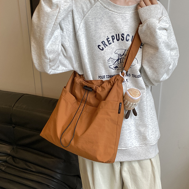 Bolsa de lona de moda simple 2024 nueva bolsa de mujer bolsa de hombro casual versátil de gran capacidad de viaje al trabajo bolso de cubo