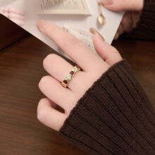 �������찮���ʯ���ڽ�ָ��������������Լ����С��ʳָָ����Ʒ