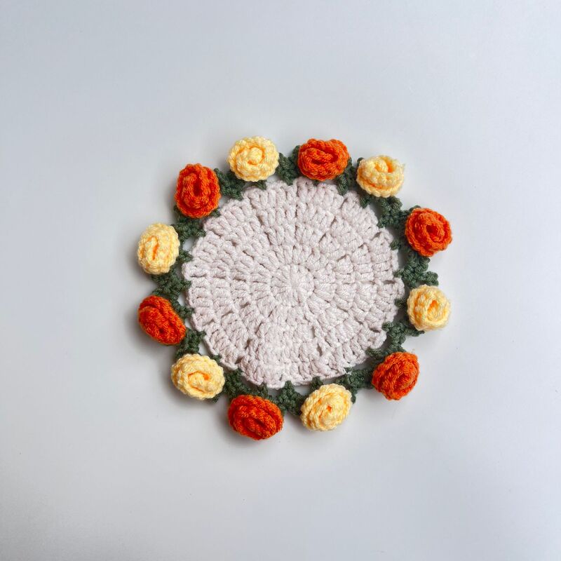 完成した手作りのバラの花束コースター、毛糸のかぎ針編みカップ、手持ちの花束、クリエイティブなギフト、編まれた花のコースター|undefined
