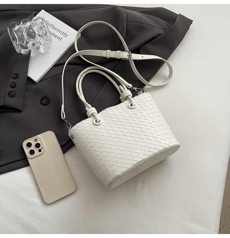 A simple and elegant bucket bag for women, a Korean-style single-shoulder bag for commuting to work in 2025, a new trendy and fashionable crossbody bag undefined