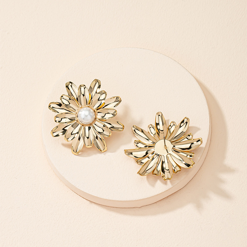 Small Daisy Summer New Simple Gold Flower Alloy Stud Earrings display picture 1