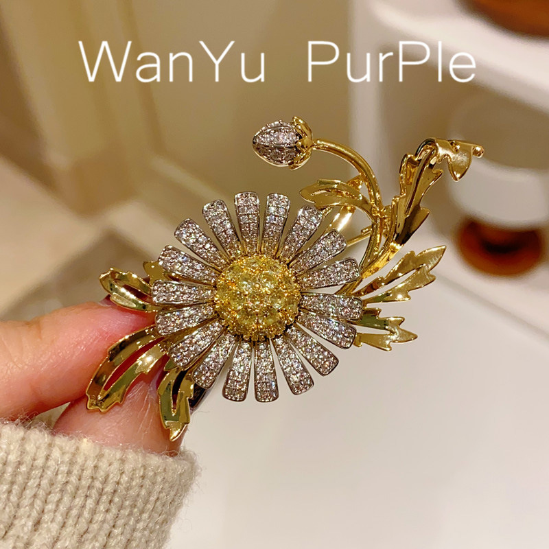 Retro sophisticated elegant brooch solar-powered lapel pin