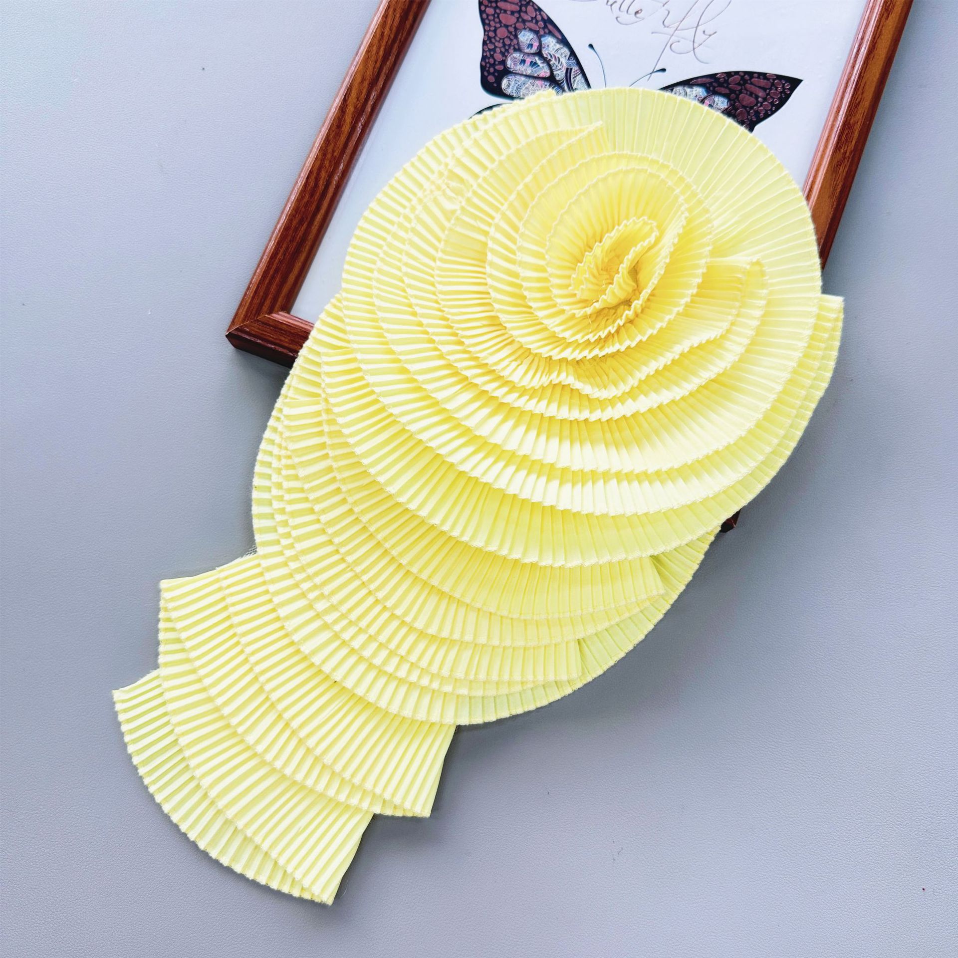 Nuevos adornos de flores grandes plisadas blancas para ropa y vestidos transfronterizos, parches de reparación DIY, accesorios de tela, venta directa de fábrica.