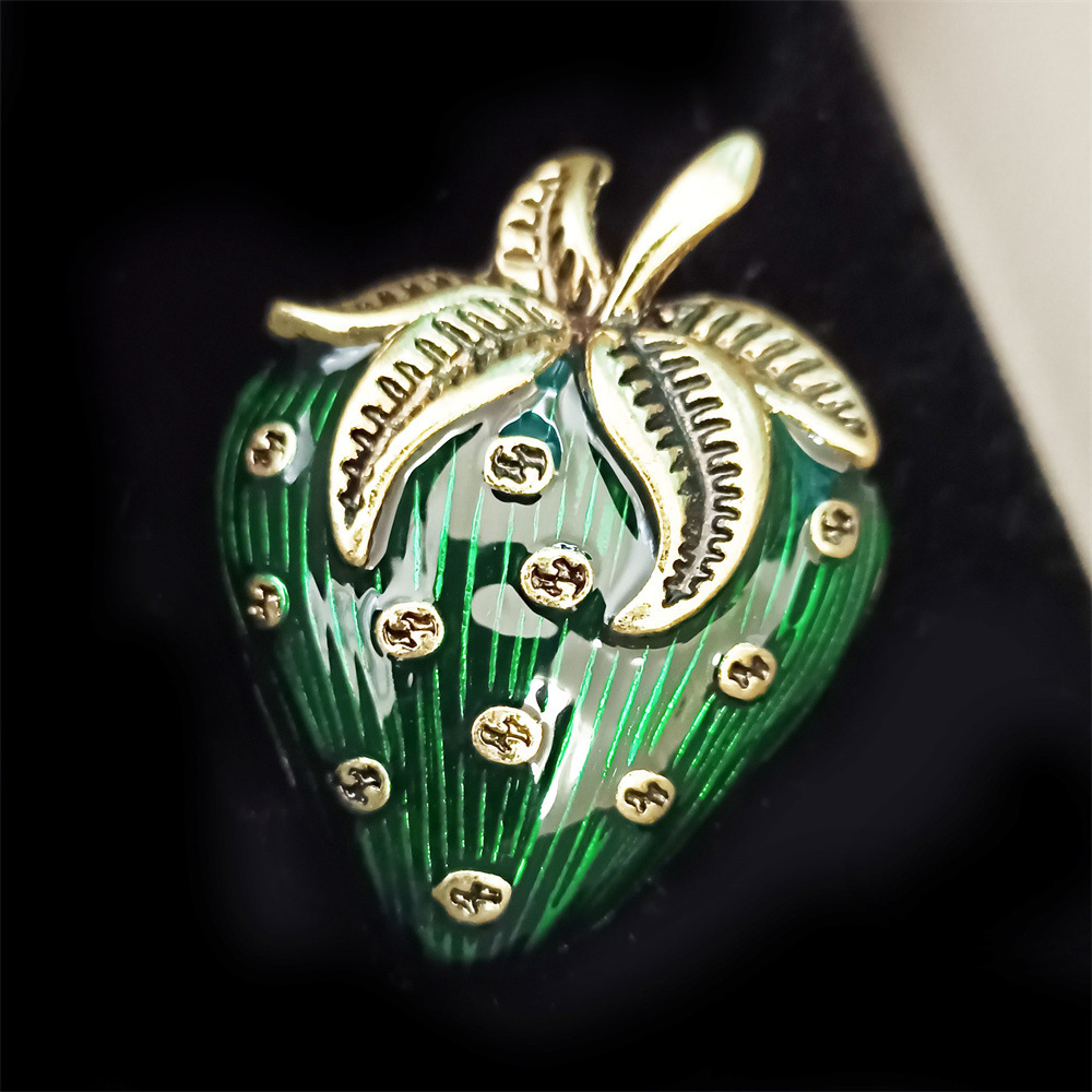 Fashion Retro Enamel Strawberry Brooch Special Craft Plant Fruit Corsage Sports Top Accessories Spot Wholesale