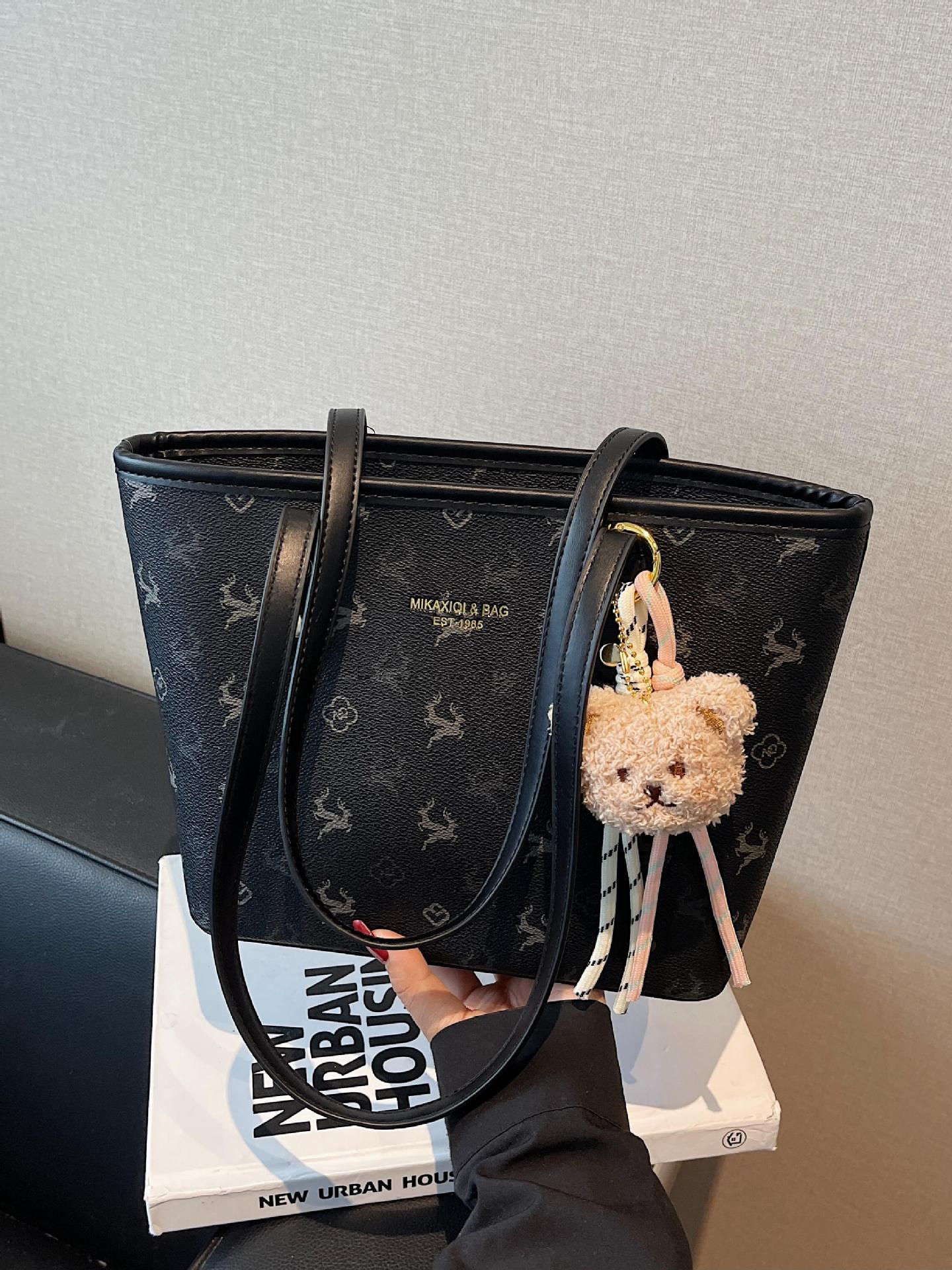 Bolsas de PU al por mayor de comercio exterior Bolsas de alta capacidad para mujeres 2025 Nuevos productos Bolsas de axilas de un solo hombro de alta gama para viajeros todo fósforo