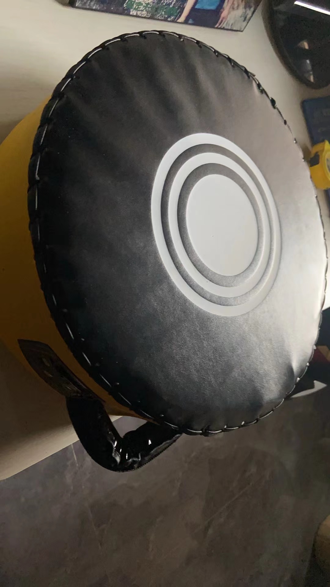 노란색 가장자리와 검은색 표면