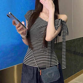 蝴蝶结系带斜肩条纹T恤女夏季设计感纯欲风别致修身短款露肩上衣
