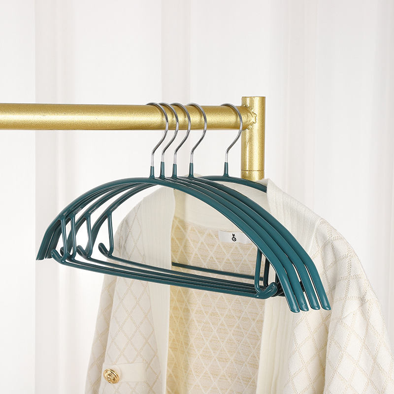 Percha de semicírculo recubierta de plástico para el hogar antideslizante estante de ropa para adultos percha de secado sin costuras con gancho percha de metal