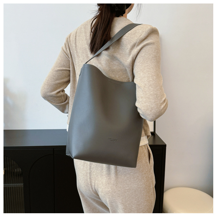Solid color Tote bag 2024 new style, high-end, large-capacity single-shoulder versatile, niche women's bag, casual and simple bucket bag undefined